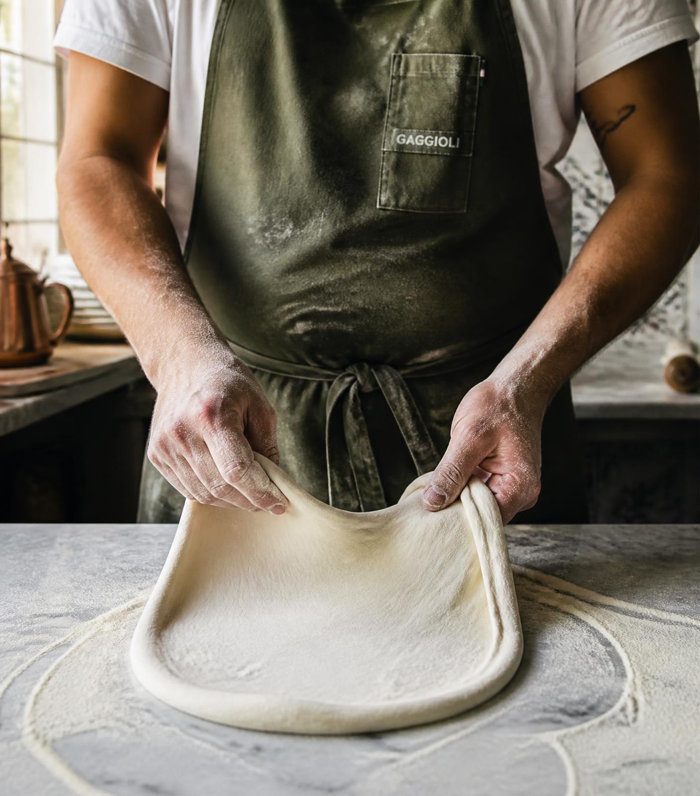 Pizzaiolo trabalhando a massa